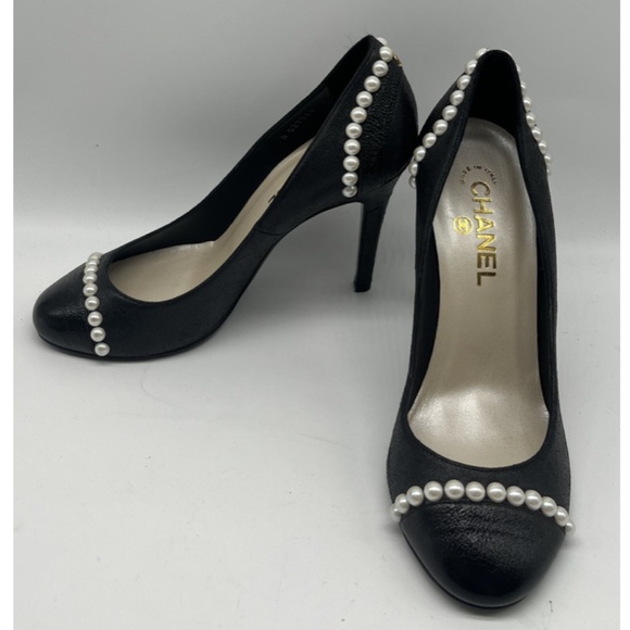Chanel Black Leather Pearl Trim Gold Cc-Logo Closed Toe Pump sz 39 - Picture 1 of 6